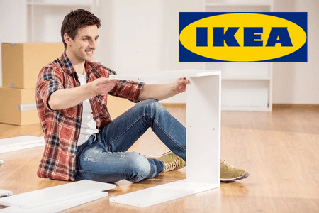 imagen de un hombre colocando muebles de Ikea