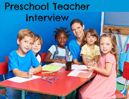 Maestra de preescolar con 5 alumnos en la mesa trabajando