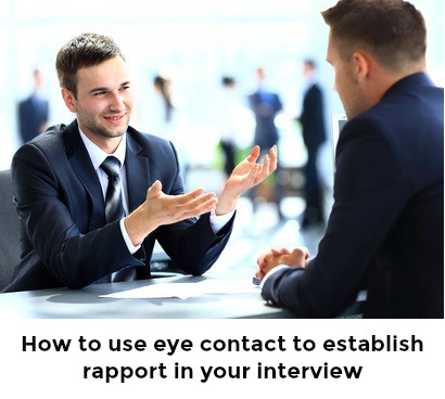 2 hombres haciendo contacto visual durante una entrevista de trabajo