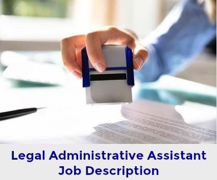 Auxiliar administrativo legal sellando documentos legales