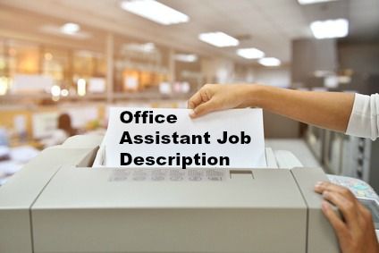 Asistente de oficina que introduce papel en una máquina de oficina