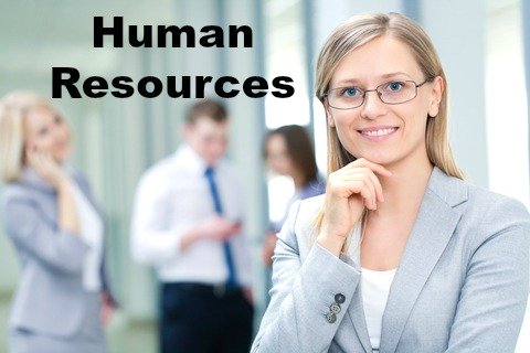 Trabajadora de recursos humanos fotografiada frente a los miembros del personal