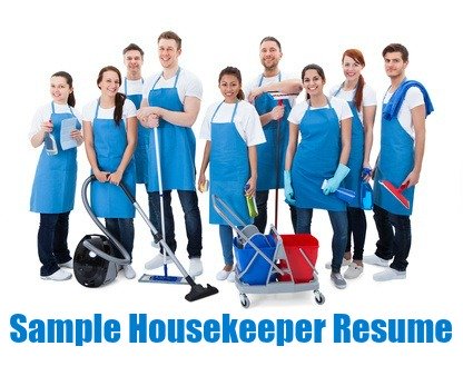 Un grupo de amas de casa con equipo de limpieza.