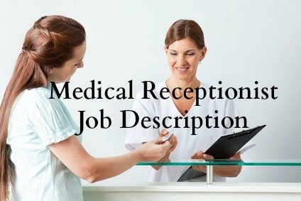 Recepcionista médica asistiendo a un paciente en el mostrador de recepción