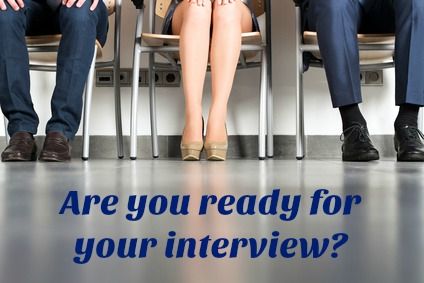 3 candidatos a trabajo esperando entrevista en recepción con palabras 