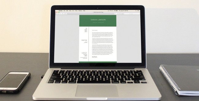Computadora portátil en el escritorio con currículum en pantalla