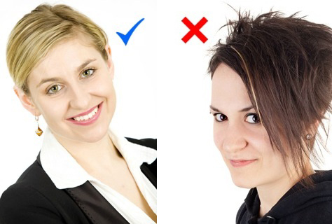 2 mujeres con peinados diferentes: el moño prolijo apropiado para entrevistas, el peinado desordenado no