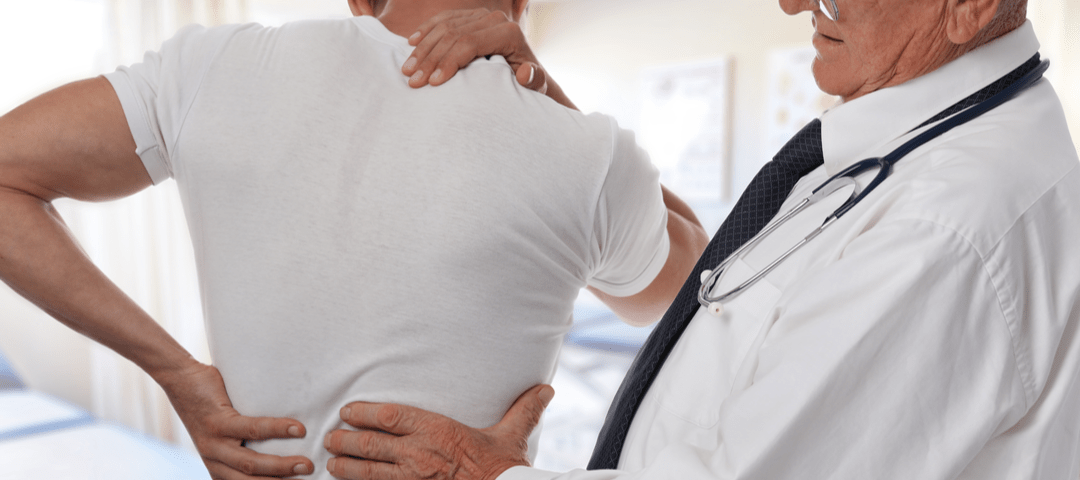 Que medico ve los dolores de espalda baja