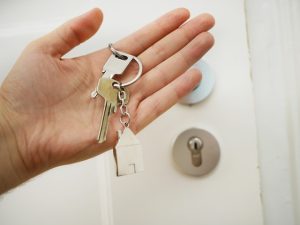 descubre por qué recurrir a una inmobiliaria al comprar tu casa